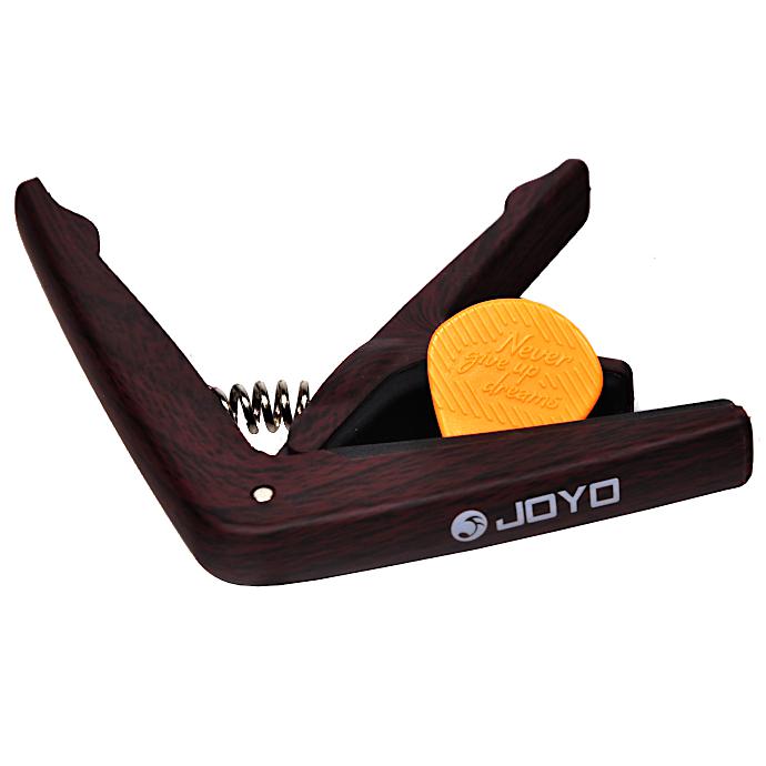 Joyo JCP-01 WD - Lekki kapodaster do ukulele i gitary wykonany z tworzywa imitującego drewno w zestawie z kostką do gry