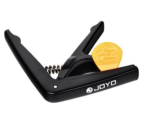 Joyo JCP-01 BK - Lekki kapodaster do ukulele i gitary wykonany z tworzywa koloru czarnego w zestawie z kostką do gry Joyo JCP-01 BK - Lekki kapodaster do ukulele i gitary wykonany z tworzywa koloru czarnego w zestawie z kostką do gry