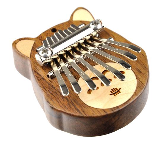 Hluru KML8-Walnut - Miniaturowa kalimba osiem tonów wykonana z drewna orzecha włoskiego inkrustowanego klonem Hluru KML8-Walnut - Miniaturowa kalimba osiem tonów wykonana z drewna orzecha włoskiego inkrustowanego klonem